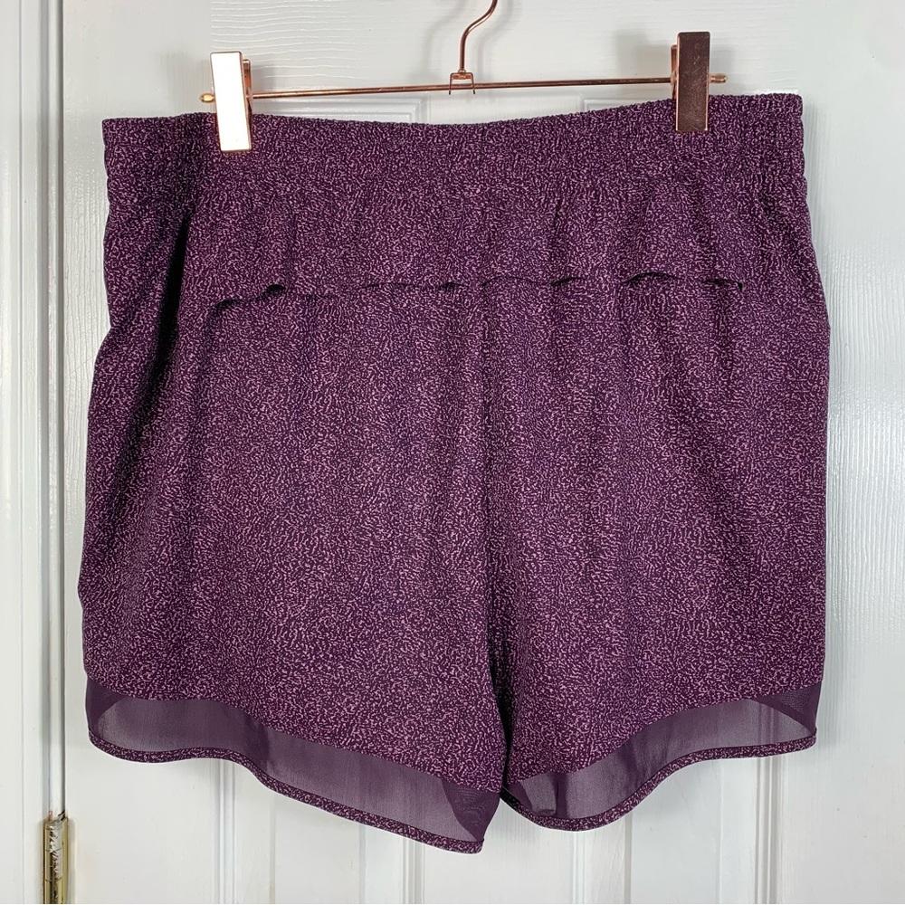 Athleta Printed Mesh Racer Run Shorts 4” Size 1X - Picture 2 of 3